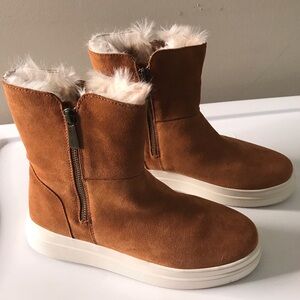 J Slides size 8.5 Waterproof in EXCELLENT PRE-OWNED CONDITION.